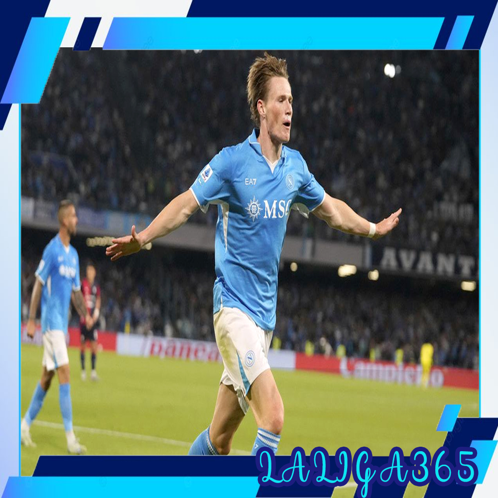 Selebrasi Scott McTominay dalam laga Serie A antara Napoli vs Cagliari, Sabtu (24/5/2025). (AP Photo/Gregorio Borgia)