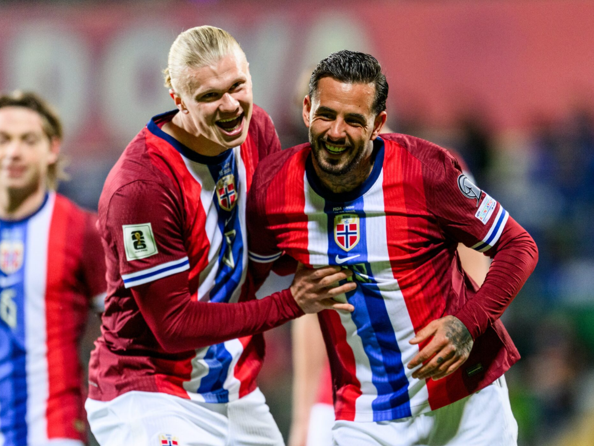 Erling Haaland dan Martin Ødegaard merayakan gol kemenangan Norwegia atas Israel di Ullevaal Stadium