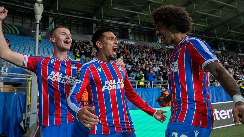 Empat pemain FC Barcelona merayakan gol, berdiri berdekatan sambil tersenyum di lapangan