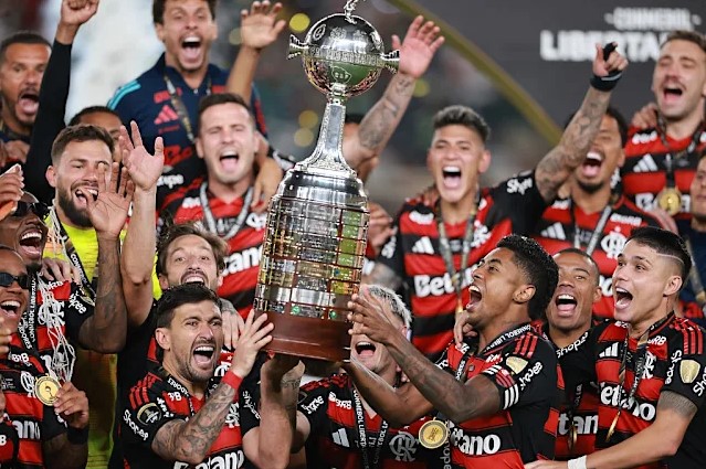 Pemain Flamengo merayakan kemenangan Copa Libertadores 2025 dengan mengangkat trofi di lapangan