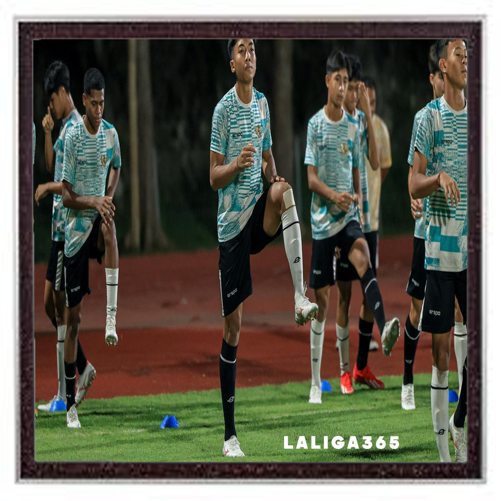 Kapten Timnas Indonesia U-16, I Putu Panji Apriawan, saat menjalani sesi latihan terakhir di Stadion UNS, Solo, Minggu (39/6/2024), jelang laga semifinal Piala AFF U-16 2024. (Bola.com/Radifa Arsa)
