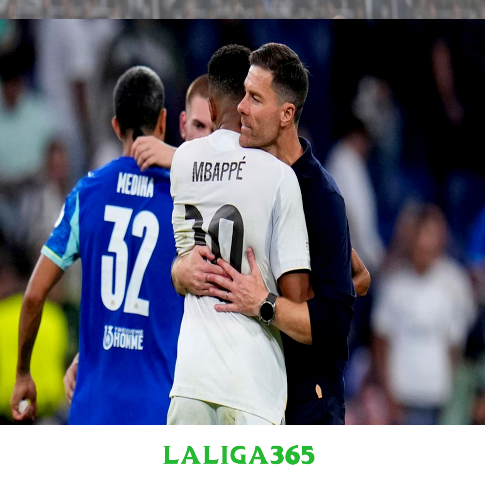 Pelatih Real Madrid, Xabi Alonso, memeluk Kylian Mbappe setelah laga melawan Marseille dalam laga matchday 1 League Phase Liga Champions 2025/2026 di Santiago Bernabeu, Rabu (17/9/2025) dini hari WIB. (AP Photo/Manu Fernandez)