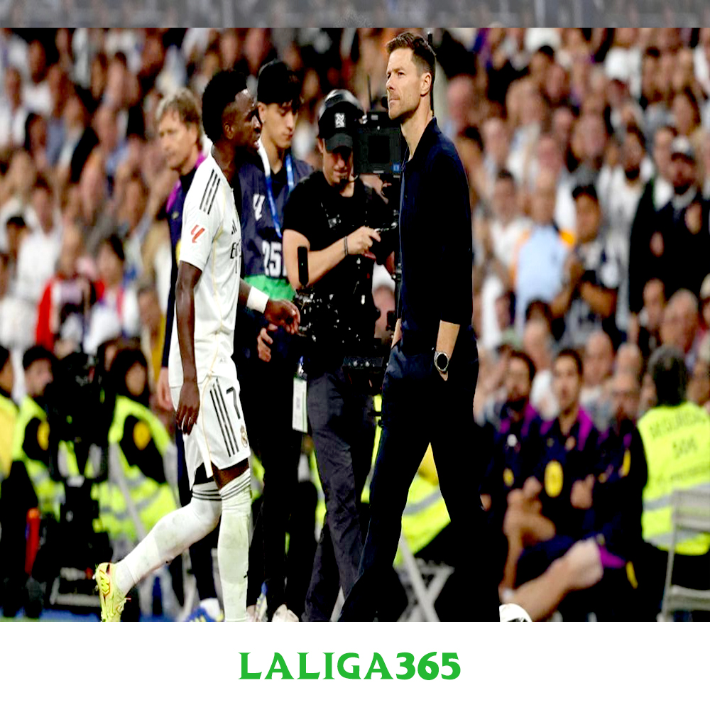 Hubungan pelatih Real Madrid, Xabi Alonso, dan Vinicius Junior dikabarkan semakin retak, terutama setelah duel Real Madrid versus Barcelona di Santiago Bernabeu, Minggu (26/10/2025) dini hari WIB. (AFP/Oscar DEL POZO)