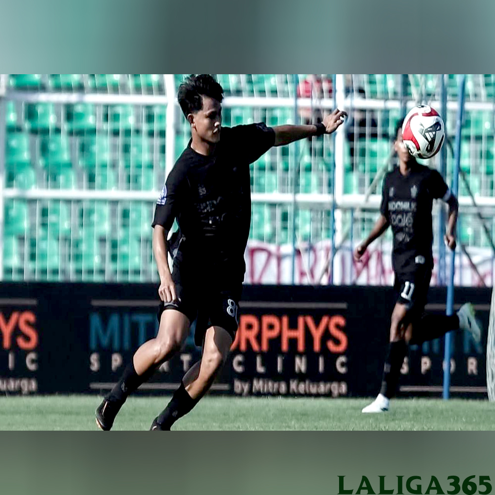 Aksi striker Persita Tangerang, Hokky Caraka saat menghadapi Bhayangkara FC dalam laga pekan ke-11 BRI Super League 2025/2026 di Stadion Sumpah Pemuda, Bandar Lampung, Sabtu (1/11/2025)