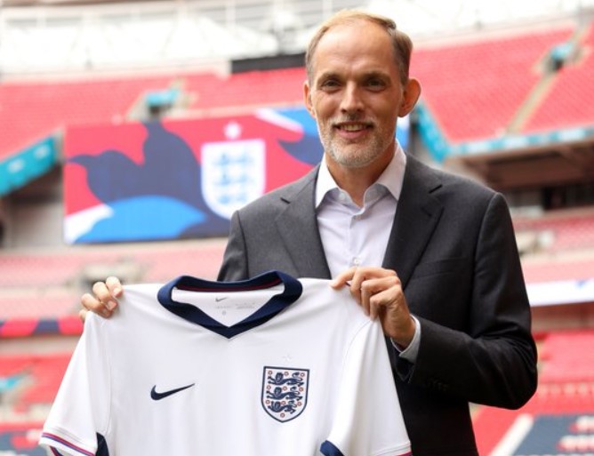 Pelatih timnas Inggris Thomas Tuchel memegang jersey baru tim.