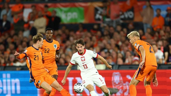 Pemain Polandia dan Belanda berebut bola dalam pertandingan kualifikasi Piala Dunia 2026 di Stadion Narodowy, Warsawa.