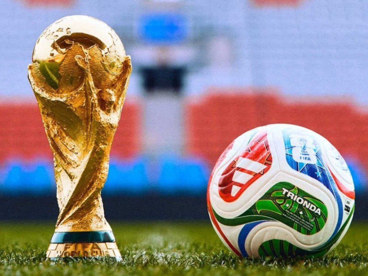Piala Dunia FIFA 2026 di sebelah kiri dan kanan, dengan gambar bola sepak dan angka 48 di tengah, yang melambangkan 48 tim peserta turnamen