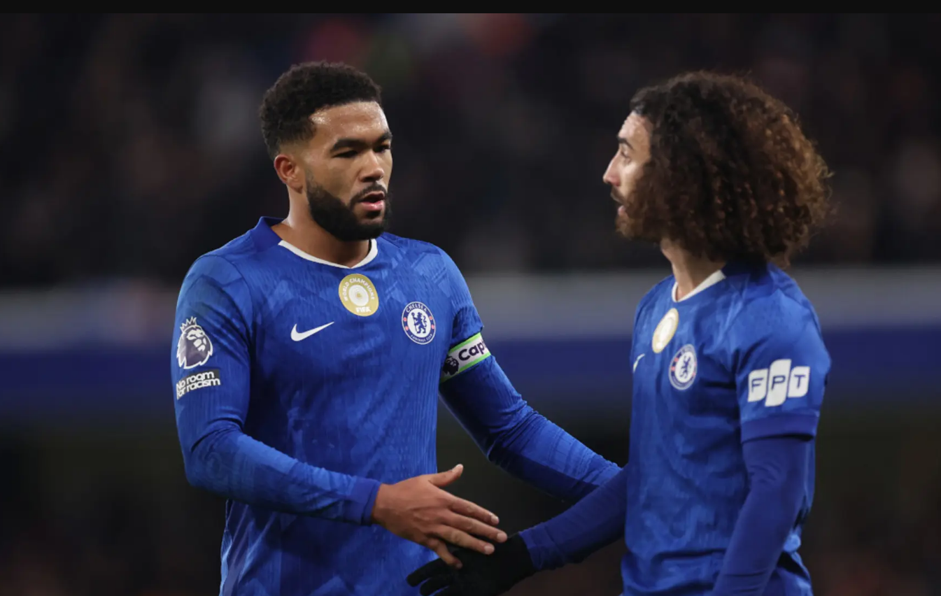 Dua pemain Chelsea, salah satunya Reece James (kanan), berjalan di lapangan.